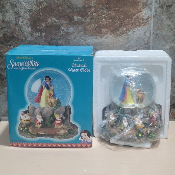 Hallmark Musical Snow Globe Disney's Snow White and the Seven Dwarfs 1990 - Picture 2 of 13